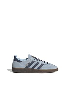 adidas Handball Spezial Shoes Clear Sky/Shadow Navy/Gum The Handball Spezial revives an adidas archive classic from the '70s. Originally designed for elite handball players, this retro-inspired shoe has earned its spot in the street style rotation. A premium suede upper provides a supple feel, while the gum rubber outsole offers flexible traction. The iconic T-toe keeps it classic from the top down, while serrated 3-Stripes and gold-letter branding on the tongue label and sides provide the finishing touch. Step into these shoes and experience the look of a memorable era retooled for modern comfort. Blue Adidas Skateboarding Sneakers, Adidas Spezial Navy, Rich Shoes, Spezial Shoes, Handball Players, Adidas Handball Spezial, Adidas Handball, Adidas Spezial, Shoes Retro