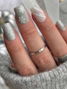 Square Acrylic Nails Christmas, Grey Christmas Nails, Winter Wedding Nails, Kutek Disney, January Nails, Diva Nails, Christmas Gel Nails, Her Nails, Snowflake Nails