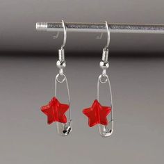 This Pair Of Safety Pin Star Dangle Drop Earrings Is A Wonderful Addition To Your Wardrobe And Your Style! This Fun And Cute Piece Is Sure To Get Lots Of Compliments! Safety Pin Jewelry Patterns, Safety Pin Crafts, Emo Jewelry, Unique Beaded Jewelry, Safety Pin Jewelry, Patriotic Earrings, Lightning Bolt Earrings, Diy Jewelry Projects, Safety Pin Earrings