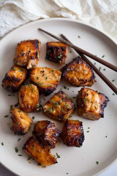 Quick and Easy Air Fryer Honey Garlic Salmon Bites. Honey Garlic Salmon Bites, Garlic Salmon Bites, Airfryer Salmon, Sustainable Recipes, Healthy Tilapia, Salmon Bites Recipe, College Recipes, Ocean Food