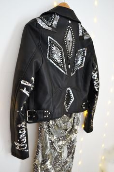 Black faux-leather jacket. It's a Medium size but, can be worn by a Small size (36). back: Embroidery of geometric patterns, entirely handmade, one by one. in front of: Embroidery of a quote "The most beautiful things in the world can not be seen or touched..." This is an exceptional model, a piece you won't see anywhere else!! EACH OF MY MODELS IS UNIQUE! IT IS PENSE IMAGINE ON CREATE IN MY ATELIER BY MY TEN PETITS DOIGTS! :) Back Embroidery, Black Faux Leather Jacket, Faux Leather Jackets, Geometric Patterns, Black Faux Leather, Beautiful Things, Medium Size, Geometric Pattern, Most Beautiful