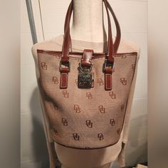 This Bag Is Gorgeous!! No Call Outs & Such A Unique Lock Coated Canvas Shoulder Bag With Brass Hardware, Tan Shoulder Bag, Leather Makeup Bag, Green Handbag, Canvas Purse, Red Handbag, Brown Leather Shoulder Bag, Brown Handbag, Dooney & Bourke Bags