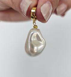 Beautiful pendant that can be used on any necklace, bracelet or on a set of earrings. Dimensions: bead size 22mm. Material: premium quality pearl imitation with natural mother of pearl coating, gold plated bail The bail locks and unlocks.  Check out other pendants in my store.  Browse my ETSY store for more: https://www.etsy.com/shop/DonatellaJewelryUS Check my Instagram and TikTok for more pictures and videos.  https://www.instagram.com/donatella.jewel/ https://www.tiktok.com/@donatellajewelryu Gold Pendant Earrings With Pearl Charm, Gold Pearl Pendant Earrings In Mother Of Pearl, Gold Pearl Earrings With Mother Of Pearl Pendant, Adjustable Baroque Pearl Jewelry With Pearl Pendant, Gold Baroque Pearl Teardrop Pendant Jewelry, Gold Mother Of Pearl Earrings With Pearl Pendant, Baroque Pearl Jewelry With Round Pearl Charm Pendant, Adjustable Baroque Pearl Pendant Jewelry, Elegant Baroque Pearl Pendant Earrings