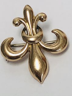 A classic image of the Victorian era ,this beautiful pin/ brooch is a Fleur De Lis in 14k Gold can be worn as a pendant by threading a chain or ribbon through by the small loop at the topor it can be worn as a classic brooch. Condition: Pre-Owned.--Good vintage condition.. Art Deco Yellow Gold Brooches For Formal Occasions, Yellow Gold Art Deco Brooches For Formal Wear, Art Deco Yellow Gold Formal Brooches, Formal Art Deco Yellow Gold Brooches, Art Deco Yellow Gold Collectible Brooches, Victorian Yellow Gold Jewelry With Screw Back, Victorian Gold Brooch Jewelry, Heirloom Yellow Gold Jewelry With Screw Back, Elegant 14k Yellow Gold Brooches