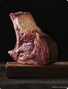 a piece of meat sitting on top of a cutting board