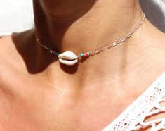 Dainty Strand Jewelry For The Beach, Dainty Strand Jewelry For Beach, Dainty Strand Beach Jewelry, Dainty Shell Necklace For Summer Beach, Dainty Shell Jewelry For Beach, Silver Choker For Summer Festivals, Summer Shell Jewelry Gift, Handmade Strand Choker For Summer, White Summer Jewelry With Adjustable Chain