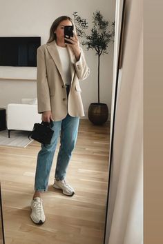 Beige Blazer Jeans Outfit, Mom Jeans Blazer Outfit, New Balance And Blazer Outfit, New Balance 327 Styling, Sneaker Blazer Outfit, Jeans And Trainers Outfit Winter, H&m Blazer Outfit, Mango Blazer Outfit, Beige Blazer And Jeans Outfit