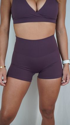 Nuestro objetivo es brindarte los mejores pantalones cortos para tu entrenamiento, sin importar lo que ese entrenamiento pueda implicar. Ya sea que estés haciendo yoga o corriendo una maratón, tenemos un par de pantalones cortos que harán que el tiempo que pases con ellos sea lo más cómodo y placentero posible. La tela es transpirable y de secado rápido, por lo que puedes lavarla y volver a ponértela sin preocuparte por el olor o la incomodidad. También tiene suficiente elasticidad para acomoda Breathable Solid Color Activewear For Running, Breathable Solid Activewear For Running, Solid Sweat-resistant Activewear For Running, Sporty Breathable Activewear, Breathable Micro-elastic Activewear For Gym, Casual Breathable Activewear, Solid Activewear With Light Support For Running, Light Support Running Activewear, Micro-elastic Solid Color Activewear For Running