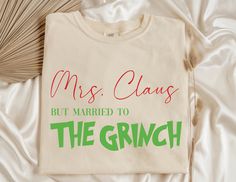 Married To The Grinch, Der Grinch, Mrs Claus, The Grinch, Christmas Png, Be My Valentine, Png Transparent, Marketing And Advertising, T Shirt Design