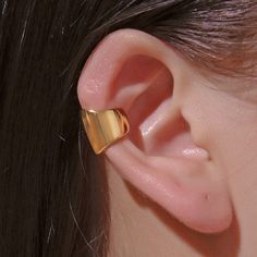 Check out these ultra-cool Dolly Ear Cuffs that are all the rage! Made with polished metal, these ear bone clips are a dream for both men and women.Think punk meets retro with a geometric twist! The wide version of these clips is edgy, bold, and screams style. Best part? No piercings needed! Just clip 'em on and you're ready to rock. Find your inner rebel with these Dolly Ear Cuffs! Made with polished metal, these ear bone clips are both stylish and versatile for both men and women. With a punk-inspired design and a retro twist, these ultra-cool cuffs make a bold statement. And the best part? No piercings needed! Simply clip them on and embrace your edgy side. Don't miss out on this must-have accessory for anyone looking to add some serious style to their look! Each cuff is sold separately Skull Hand, Mini Earrings, Fake Piercing, Gold Ear Cuff, Ear Earrings, Silver Ear Cuff, Ear Cuff Earings, Estilo Punk, Ear Cuffs