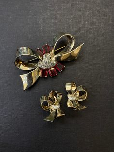 80%new Brooch Dimension: 3.5x6.5cm Earring Dimension: 2.7x2.2cm 1950s Man, Golden Sun, Bow Knot, Crystal Light, Stone Studs, Red Crystals, Ruby Red, Earrings Set, Green Glass