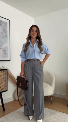 Upgrade Your Work Wardrobe Check more at https://beautyfashionideas.com/uncategorized/upgrade-your-work-wardrobe/ Elegantes Outfit Damen, Rok Outfit, Casual Work Outfits Women, Smart Casual Work Outfit, Looks Pinterest, Fest Outfits, Corporate Attire