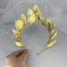 Greek wedding hair piece, gold laurel leaf headband. Perfect wedding headpiece for your wedding hairdo. Attention, all items are handmade from foam Eva myself,Is absolutely not afraid of water, frost, sun, burnout, falling down, and will never fade. -Ready for shipment -Very light -100% hand made This gold leaf headband looks great at any haistyle. Goddess Headpieces, Greek Leaf Crown, Diy Toga, Greek Goddess Headpiece, Greek Headpiece, Laurel Leaf Crown, Water Crown, Laurel Wreath Crown, Wedding Hairdo