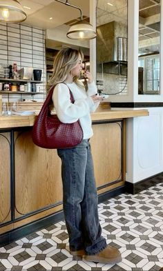 Cozy Picnic Outfit, Autumn London Fashion, Dream Bag Aesthetic, Going Out Outfit Cold Weather, London Outfits Autumn, Outfit Ideas Salon, Style My Closet, Orange Accent Outfit, Red Hobo Bag Outfit