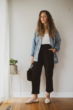 Denim Jacket Outfit Women, Everyday Summer Outfits, Oversized Denim Jacket Outfit, Denim Jacket Black, Black Pants Outfit, Cold Fashion, Feminine Casual, Jacket Outfit Women, Jean Jacket Outfits