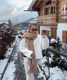 Mountain Outfit Winter, Snow Outfit Inspo, Snow Outfits For Women, Rainy Day Outfit For School, Winter Vacation Outfits, Ski Trip Outfit, Snow Outfits