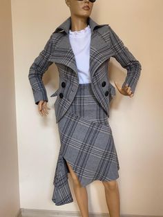 This is a very stylish and elegant wool plaid suit blazer.  Leght  of the jacket is58 cm - at back. made of very soft and high quality woolen fabric. The jacket is fully lined. The skirt is unlined. SIZE CHARTSIZE S  - US  6, UK 8, EU 36bust:  bust around 34.5”/90cmWaist:  waist around 27.5”/70cmHips: hips around 34.5”/90cmSIZE M  -  US 8, UK 10, EU 38bust: bust around 37.5”/95cmWaist:  waist around 29.5”/75cmHips:  hips around 37.5”/95cmSIZE L - US 10, UK 12, EU 40bust:  bust around 39.5"/100cm Tailored Winter Blazer For Office, Fall Business Casual Skirt Suit With Suit Collar, Plaid Tweed Jacket For Business Casual In Winter, Fall Office Suit With Houndstooth Pattern, Elegant Plaid Outerwear For Office, Elegant Double-breasted Plaid Blazer, Notch Lapel Skirt Suit For Fall, Office Lady Style, Office Lady Skirt Suit With Notch Lapel For Fall, Fall Office Lady Skirt Suit With Notch Lapel