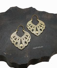 HANDMADE Ethnic boho beautiful and detailed hoop hammered earrings. With work at the back and the front of the piece. Ideal for a Bohemian, Chic look! SIZE Aprox Length: 5.2 cm Aprox width: 4 cm Handmade with high quality hypoallergenic Jewelery brass, nickel free. LINK Please follow the link to view my shop for other beautiful pieces. https://www.etsy.com/uk/shop/JagathaStudio Intricate Brass Hoop Earrings, Brass Chandbali Hoop Earrings, Brass Hoop Earrings With Intricate Design For Festivals, Brass Filigree Dangle Hoop Earrings, Brass Chandelier Earrings For Festivals, Brass Chandelier Drop Earrings For Festival, Bohemian Gold Chandelier Earrings For Festival, Metal Hoop Earrings With Intricate Design For Festival, Bohemian Bronze Earrings With Intricate Design