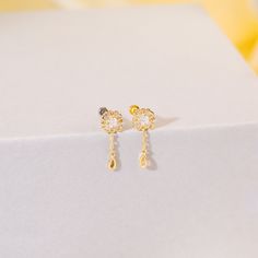 Metal: 14K solid gold, Not Plated or Gold Filled Available Gold color: Yellow gold  Stone: Moissanite Thickness: 0.82mm (20G) , 1.0mm (18G), 1.2mm (16G) Stamp: 14K on top or 14K gold back, no stamp on titanium back, ★Sold as a single piece ★Threadless Push Pin (Flat Back) ★ We have two different materials of Push back for you choose: ● One is 14K solid gold with length : 6mm(standard), 8mm, 10mm (long)  ● Another is implanted grade titanium push back in size 5mm(short) 6mm 8mm and 10mm(long) ● F Conch Earring, Flower Earring, Flat Back Earrings, Earring Gold, Gold Stone, Push Pin, Tragus, Conch, Gold Earrings Studs