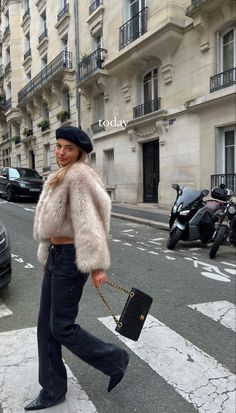 Winter City Outfits Cold Weather, Paris Style Winter, Fur Jacket Outfit, Old Money Winter, Australian Winter, T Shirt Outfits, Fur Coat Outfit, Ny Outfits, Preppy Sweater