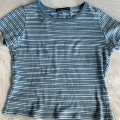 Never Worn Brandy Melville Cropped Shirt. Super Soft And Comfy! Blue Fitted Cotton Top, Trendy Fitted Blue T-shirt, Blue Fitted Casual Top, Brandy Melville Outfits Aesthetic, 90s Hollywood, Brandy Melville Shirts, Wishlist Christmas, Crop Top Aesthetic, Brandy Melville Outfits