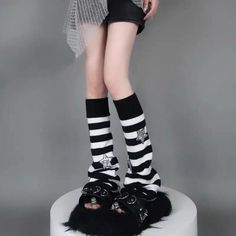 𝔇𝔢𝔱𝔞𝔦𝔩𝔰: Style: Kawaii Goth, Alt, Grunge Materials: Acrylic Quantity: 1 pair This leg warmer is the perfect accessory to help you add a little extra warmth and style to your outfit. With a striped design and sequin star pattern, this leg warmer is available in multiple colors to help you match any outfit. Enjoy free shipping with a purchase of over 80$ Alt Grunge, Oc Outfits, Style Kawaii, Kawaii Goth, Leg Warmer, Aesthetic Stuff, Star Pattern, Really Cute Outfits, Clothing Styles