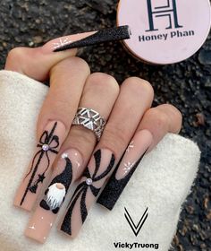 Snowflake Acrylic Nail Designs, Black Matte Christmas Nails, Black Santa Nails, Matte Black Christmas Nails, Nail Ideas For Winter Acrylic, Black Christmas Nail Designs Holidays, Fancy Christmas Nail Designs, Moody Winter Nails, Black Christmas Nails Designs