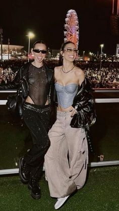 Couple Cochella Outfits, Music Night Outfit, Coachella Night Outfit, Casual Festival Outfit Winter, Music Festival Outfits Night, Edm Concert Outfit Night Winter, Rave Inspo Outfits Winter, Cold Music Festival Outfit, Rave Fits Winter