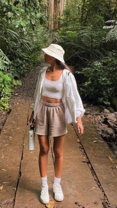 Camping Outfits For Women Summer, Summer Camp Outfits, Backpacking Outfits, Wander Outfit, Trekking Outfit Women, Trekking Outfit, Camping Outfits For Women, Thailand Outfit, Cute Hiking Outfit