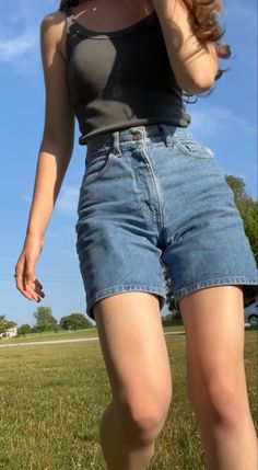 Bright Summer Fashion, 90s Mom Aesthetic Summer, 80s Summer Outfits Aesthetic, 90s Summer Outfits Vintage, Aesthetic Jean Shorts Outfit, 90s Summer Aesthetic Outfits, Short Jeans Aesthetic, Long Short Outfits, Jean Short Outfits Aesthetic