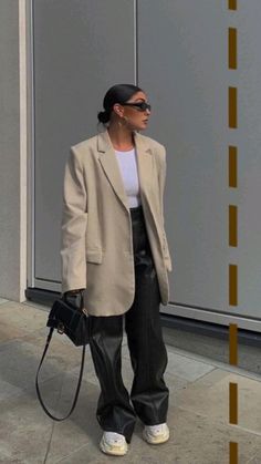 Leather Pants Blazer Outfit, Trendy Blazer Outfits, How To Style Leather Pants, Style Leather Pants, Uni Outfit, Minimalism Style, Mode Zara, Style Lookbook, Blazer Outfit