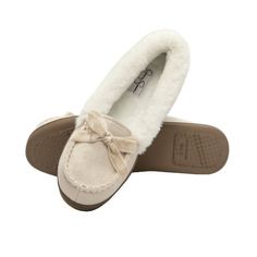 Jessica Simpson Plush, luxurious, fully lined indoor and outdoor moccasin slippers will keep your feeling cozy and stylish all day long. The memory foam cushioning allows the slipper to form to the shape of your foot, creating the most comfortable custom fit and provides you with all the comfort, style, flexibility and support you need in a slipper shoe. Our moccasins are the perfect Mothers Day present, graduation or birthday gift, or just a special treat to yourself! Available in size Small (U Beauty Bible, Indoor Outdoor Slippers, Comfy Slippers, Open Toe Slippers, Clogs Style, Suede Moccasins, Outdoor Slippers, Moccasins Slippers, Mothers Day Presents