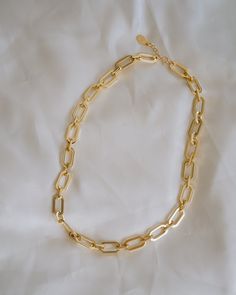 Add bold modern style to your look with the Parker Chunky Chain Choker! This intricate necklace gives any look a contemporary edge with its statement making chain design and stylishly chunky shape! NECKLACE FEATURES Material: Brass Finish: 24K Gold Filled or Rhodium (silver) Paperclip Chain Lead Free & Nickel Free Chain measures 16" with a 2" chain extender.