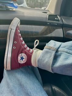 Red maroon converse all star shoes outfit ootd Dark Red Converse Outfit, Maroon Converse Outfit, Maroon Shoes Outfit, Dark Red Converse, Maroon Converse, Red Converse Outfit, Maroon Shoes, Converse Red, All Star Shoes