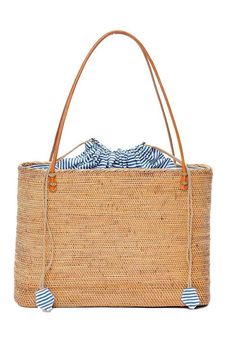 #rattan #shopspring Accessories 2020, Artisan Bag, Trendy Purses, Straw Beach Bag, Natural Interior, Straw Tote Bag, Spring Accessories, Woven Pattern, Straw Bags