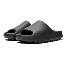 A propos des Yeezy Slides Onyx Yeezy Slides Onyx - Yeezy Slides en noir - il est impossible de ne pas l'aimer. Elles se caractérisent par un confort de haut niveau et un design inhabituel dans une teinte noire. Le plus grand avantage de la combinaison de couleurs "Onyx" est que vous pouvez les assortir à pratiquement n'importe quel style. C'est la combinaison de couleurs créée pour les fans de chaussures et d'accessoires noirs. 70s Converse, Adidas Yeezy Slide, Converse Run, Yeezy Slides, Converse Run Star, Black Slides, Adidas Spezial, Sneakers Adidas