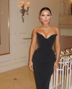 Black Tie Gala Outfit Women, Classy Night Out, Birthday Dresses For Women Classy Outfit, Classy Dresses Elegant Formal, Chic Birthday Outfits, Stylish Birthday Outfits, Old Hollywood Glam Dresses, Birthday Dinner Dresses, Black Elegant Dress