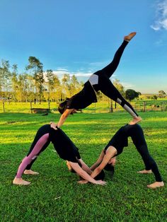 Fotos de yoga em grupo ou individual para ser feito em casa ou em locais turísticos. Yoga Poses Group Photography, Group Yoga Poses 3 People, Fun Yoga Poses For Three People, 6 People Yoga Poses, Yoga Poses For Multiple People, 3 People Yoga Poses Easy, Yoga Poses For Groups, 5 People Yoga Poses