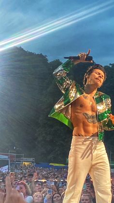 harry styles in a green and white open jacket dancing on stage in dublin. Slane Castle, You Are My Moon, Harry Styles Outfit, Principe Harry