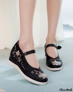 Olivia Mark - Superbly Crafted Traditional Hanfu Dance Shoes for Women, featuring Exquisite Ancient-Inspired Embroidery Black Hanfu, Hanfu Shoes, Chinese Shoes, Buckle Outfits, Flower Shoes, Dressing Style, Elevated Style, Casual Flat Shoes, Buckled Heels