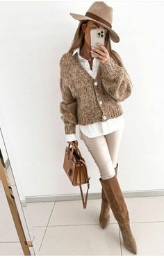 Casual Chic Winter Outfits 2023, Beige Leggings Outfit, Effortless Style Fall, Lederhosen Outfit, Casual Chic Outfits, Winter Fashion Outfits Casual, Mode Boho, Mode Casual