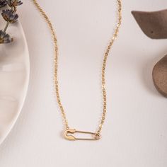 114k Real Solid Yellow Gold Safety Pin Necklace, Paper Clip Gold Necklace, Safety Pin Pendant Flat Cable Chain Necklace For Women, Gift Her Material: Solid Gold (no gold filled or no gold plated material) Available Gold Karat: 14K (585) Available Gold Color: Yellow, rose Pin width: 7.5 mm Pin length: 2.3 cm M o r e * F r o m * U s Goldstore Jewelry - https://etsy.me/3gHtcrZ * Urn Necklaces - https://etsy.me/2Asb4BM * Bar Necklaces - https://etsy.me/2MhoVxO * Name Necklaces - https://etsy.me/3cid Minimalist Safety Pin Jewelry As A Gift, Minimalist Safety Pin Jewelry As Gift, Minimalist Safety Pin Jewelry For Gifts, Gold Safety Pin Jewelry With Adjustable Chain, Safety Pin Necklace, Pin Necklace, Bar Necklaces, Cable Chain Necklace, Urn Necklaces