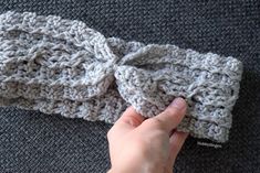 the crochet pattern is being used to make a headband