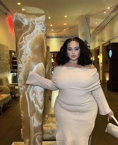 Plus size, curvy, outfit, inspo Curly Hair Style, Curvy Barbie, Big Girl Fashion, Style Coach, Neutral Outfit