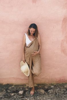 Style // That color you can't live without The definition of effortless. The Linen Overall... Summer Maternity Fashion, Linen Overalls, Summer Pregnancy, Bump Style, Wardrobe Classic, Stylish Maternity, Pregnancy Outfits, Back Design, Rye