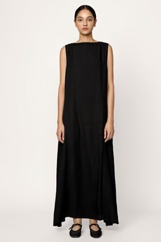 Elevate your style with this refined and minimalistic sleeveless maxi dress, crafted from luxurious Japanese moss crepe. Its flattering curved waist seam transitions into an elegant A-line skirt, creating a graceful silhouette. The double-layered bodice and side seam pockets make this dress a timeless and functional addition to your wardrobe. Made with 100% Japanese Moss Crepe Lined with organic cotton Handmade in IndiaMachine wash cold, lay flat to dry, warm iron as needed. Honoring Earth + Mak Maxi Dress With Flats, Shift Maxi Dress, Dress With Flats, Sustainable Knitwear, Maxi Shift Dress, Midi Shift Dress, Organic Linens, Sleeveless Maxi Dress, Black Midi Dress