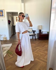 Top 25 European Summer Outfits 2024 | Street Style & Chic Elegance - Your Guide to Style and Fashion - Fashoria.com White Skirt Outfits, Skirt Outfit Summer, Poplin Skirt, Mode Instagram, White Maxi Skirts, Long Skirt Outfits, Maxi Skirt Outfits, Rock Outfit