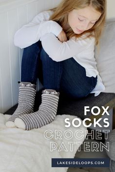 Cozy and cute these adorable fox socks are the perfect reading socks for those cold Fall & Winter days! My children love the playful design and thick warm feel of these socks . . . it's like wrapping their little feet in a huge from Mom. The pattern makes itty bitty baby sizes all the way up to adult mens and women's sizes so the whole family can match in these stripes sock slippers this season. Crochet Socks Free Pattern, Reading Socks, Finger Knitting Projects, Easy Beginner Crochet Patterns, Fox Socks, Fox Crochet, Easy Crochet Slippers, Sock Slippers, Kids Crochet Pattern