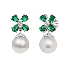 Earrings with a pearl hanging from a flower formed by pear-shaped emeralds and lozenge-shaped diamond center Emerald Diamond Necklace, Emerald Diamond Earrings, Ear Drops, Emerald Gemstone, Green Emerald, Emerald Diamond, Pearl Drop Earrings, Sparkle Diamonds, Pearl Drop