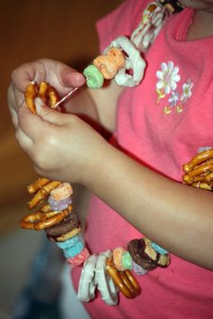 Movie night snack necklaces....let the kids make their own before the movie Snack Necklace, Movie Night Snacks, Candy Necklaces, Night Snacks, Kids Snacks, Drive In, Future Kids, Dessert Table, Movie Night